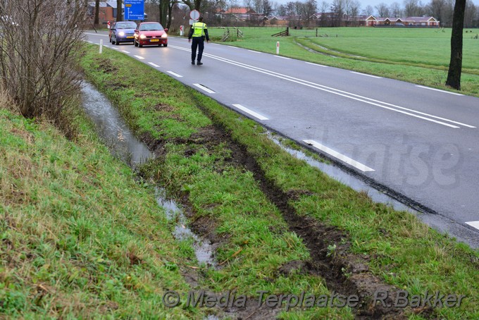 MediaTerplaatse auto greppel zoeterwoude 31122017 Image00002