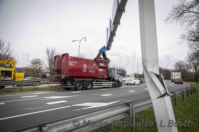 Mediaterplaatse ongeval vrachtwagen ramt constructie 21022020 Image00004