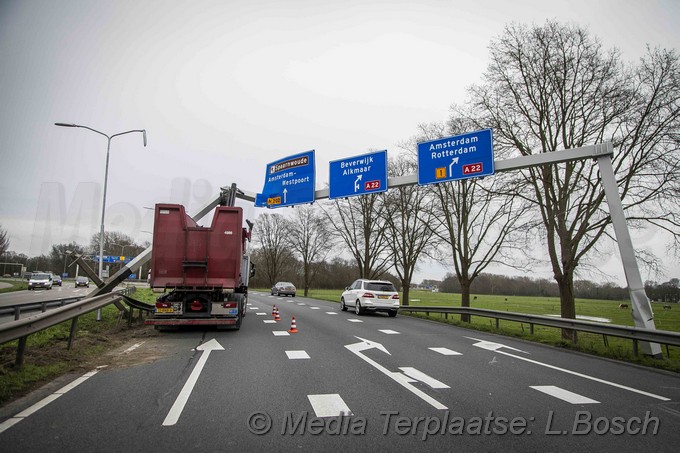 Mediaterplaatse ongeval vrachtwagen ramt constructie 21022020 Image00006