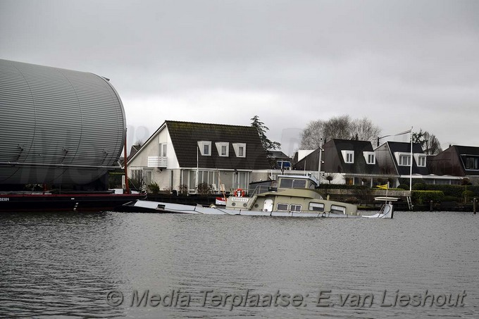 Mediaterplaats.sLeepboot zinkt leimuiden 1312017 Image00003