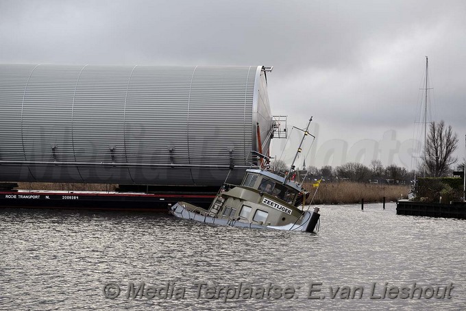 Mediaterplaats.sLeepboot zinkt leimuiden 1312017 Image00004